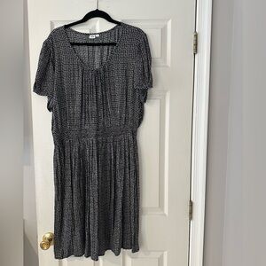 GREAT CONDITION Gap Women’s dress with elastic waist.